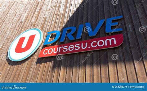 Super U Drive Facade Logo Marque Et Textos U Pour Le Supermarché ...