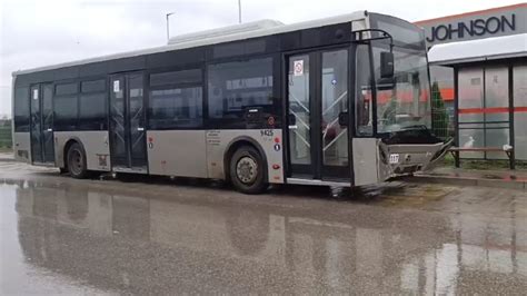 AUTOBUS UDARIO AUTO KOJI JE POKOSIO PUTNIKE NA STANICI Teška