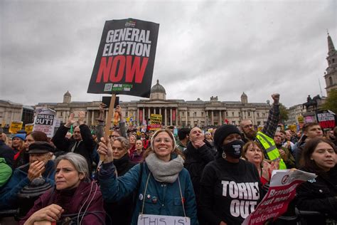 R Unido Miles De Manifestantes Piden En Londres La Convocatoria De