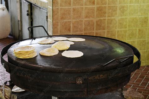 Tortillas de Maíz preparadas sobre una plancha de Metal llamada Comal