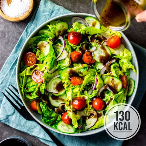 Einfacher und kalorienarmer grüner Salat mit Tomaten und Gurke als