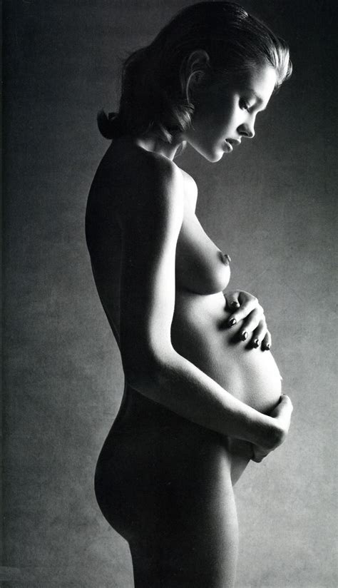 Claudia Schiffer Nude Pregnant In German Vogue Picture