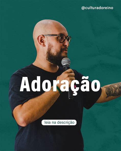 A Man Holding A Microphone With The Words Adoracao In Spanish On It