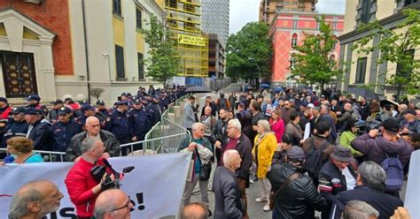 Opozita sërish protestë para Bashkisë së Tiranës qëllojnë me bojë dhe