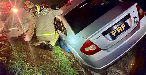 VÍDEO Traficante tenta fugir da polícia mas acaba preso ao pular de