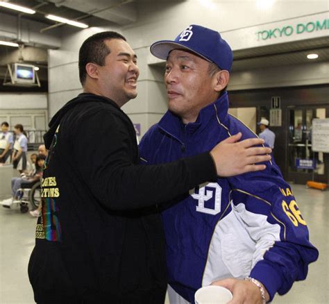 09年、中日の監督時代に試合後、福嗣に抱きつかれ、コーヒーをこぼしそうになる落合博満氏 ― スポニチ Sponichi Annex 芸能