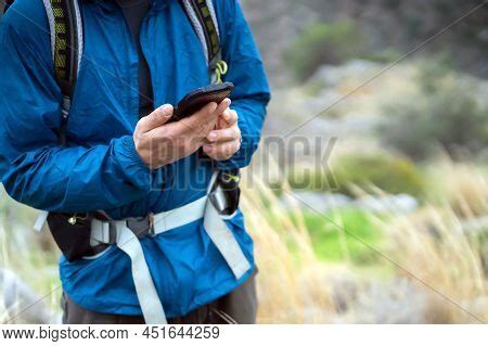 Top 5 Best Handheld GPS for Hiking (2024) | Trakkit GPS