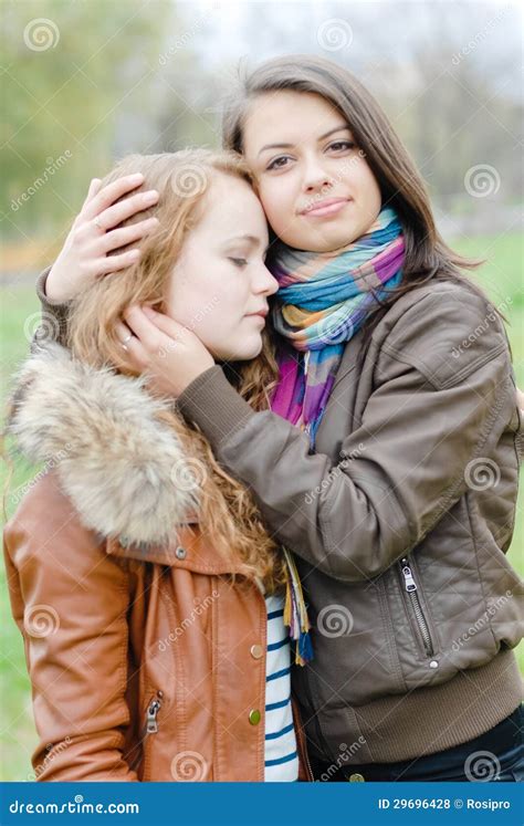 Brunette Und Blonde Behaarte Freundinumarmung Stockfoto Bild Von Lebensstil Liebe 29696428