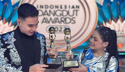 Raih Piala Indonesian Dangdut Awards Ini Potret Kebersamaan Putri DA