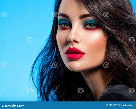 Porträt Der Schönen Jungen Frau Mit Hellem Blue Make up Schöner Brunette Mit Hellem Rotem