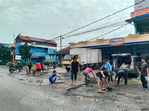 Warga Gotong Royong Perbaiki Jalan Rusak Dalam Kota Arga Makmur