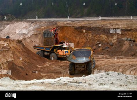 Gran cantera camión volquete Vista del gran arenal La producción de