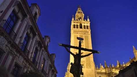 Las Im Genes Del V A Crucis De Las Cofrad As De Sevilla Con El Cristo