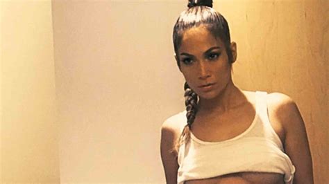 Underboob Alert Jennifer Lopez Posa Sin Sost N Y Se Baja Los