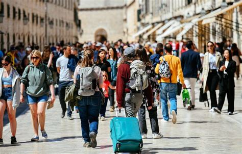 Poslodavci U O Ajnoj Potrazi Za Radnicima Ovog Ljeta O Gostima Bi