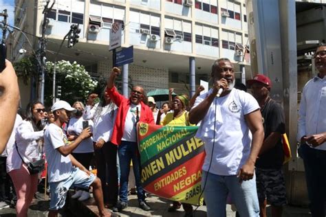 Jornal Correio Movimento Negro faz protesto na Praça da Piedade após