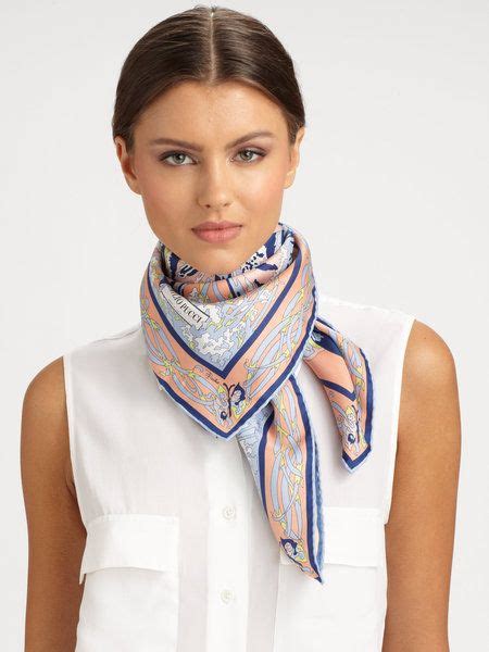 Comment mettre nouer et porter un foulard carré homme et femme