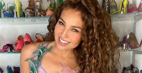 Thalía toma el sol en un bikini verde dentro de su lujosa piscina Publimetro México