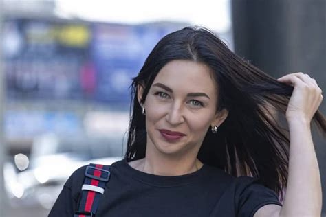 Brunette Model Straight Hair Art Brown Eyes Brunette Woman Dark Hair Pinterest Tan