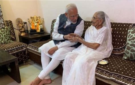 Pm Modi Meets Mother Heeraben At Her Gandhinagar Residence Video