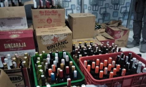 Polisi Sita Ribuan Botol Miras Di Kek Mandalika