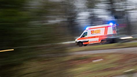 Schwerer Unfall In Brandenburg Motorradfahrer Nach Frontal