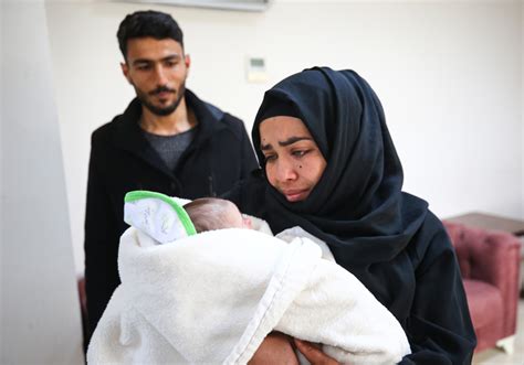 Depreme Kuv Zde Yakalanan Meryem Bebek Iki Ay Sonra Ailesine Kavu Tu