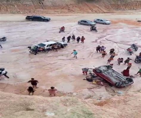 Notícias Quatros pessoas ficam feridas após carro capotar em barranco