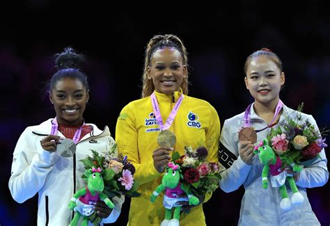 Ouro de Rebeca é o primeiro diretamente contra Simone Biles em Mundiais