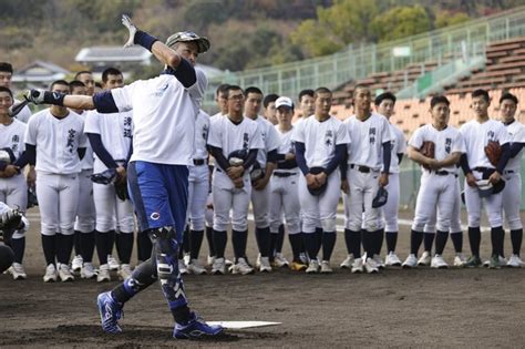 高松商業高校の指導に訪れ、打撃を披露するイチローさん＝2021年12月12日