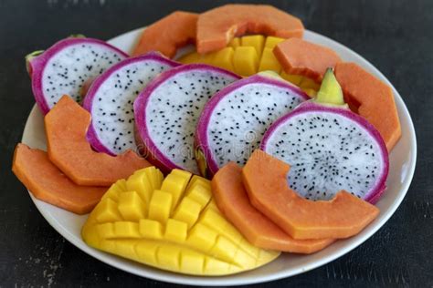 Surtido De Frutas Tropicales En Un Plato Cerrado Imagen De Archivo