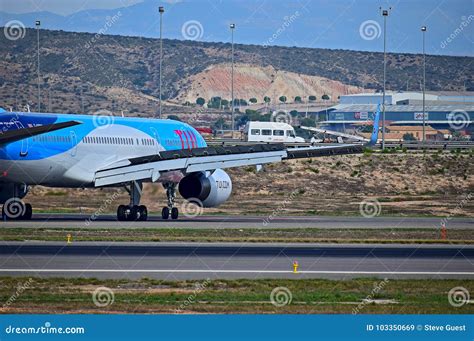 Extended Wing Flaps on Boeing Aircraft Editorial Stock Image - Image of holiday, flight: 103350669