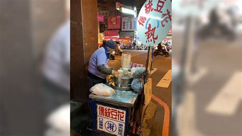 豆花伯深夜苦撐攤位「好累了 」網友曝光他超狂背景│台南│爆料公社│擺攤│tvbs新聞網