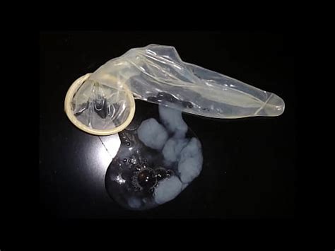 Recolectando pre semen y semen durante la estimulación en condón XVIDEOS