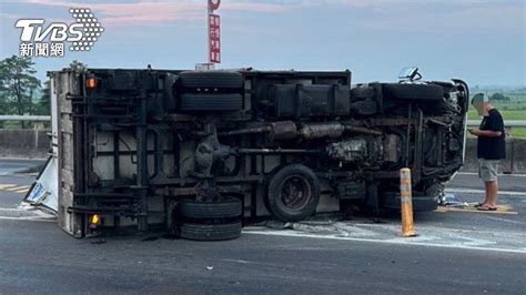 高屏大橋砂石車翻覆！爆胎自撞「砂石噴飛」波及3車釀2傷 鏡週刊 Mirror Media