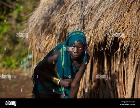 Bodi tribe woman hana mursi hi-res stock photography and images - Alamy