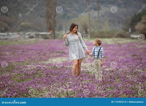 Den Vackra Mamman H Ller Sin Sons Hand P En Promenad Arkivfoto Bild