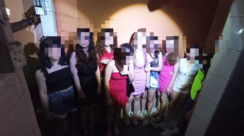 10 GRO Warga Vietnam Mandi Peluh Sembunyi Dalam Bilik Rahsia Kosmo