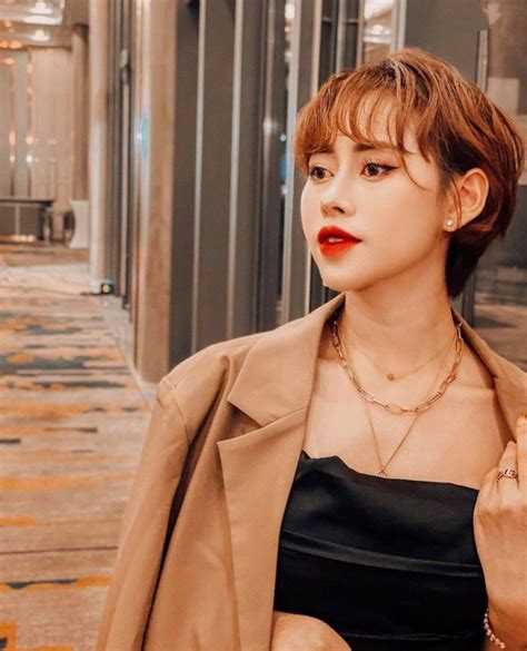 Hot girl mặc đầm trễ nải khoe vòng một khủng mà tinh tế chị em thi