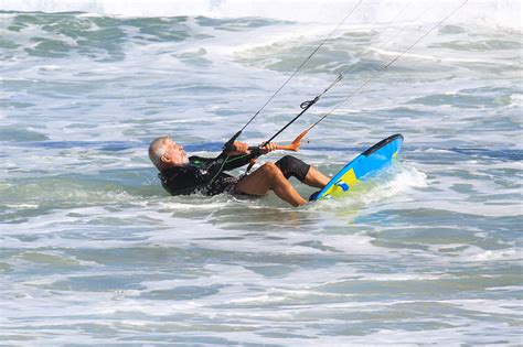 Aos Anos Raul Gazolla Voa Em Dia De Kite Surf Em Praia No Rio