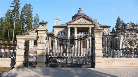 Photo of a classic mansion built / Фотография построенного ...