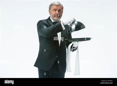 Der Kellner Mit Tablett Und Metall Cloche Deckel Stockfotografie Alamy