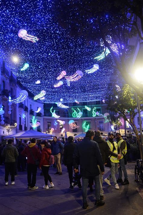 Luci D Artista A Salerno Ancora Tanta Gente Per Le Strade Della Citt