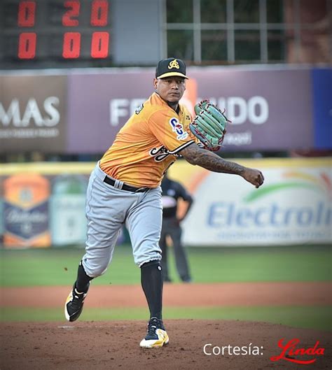 Pitcher puertoplateño Carlos Martinez no pudo contener ofensiva del