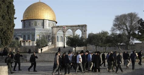 Israele Un Altra Notte Di Violenza Nella Moschea Al Aqsa Polizia