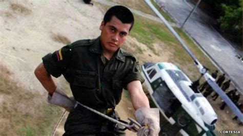 El policía gay que esperó ocho años para volver a vestir el uniforme de Colombia BBC News Mundo