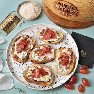 Tostadas Con Tomatitos Panceta Crujiente Tomillo Y Crema De Grana