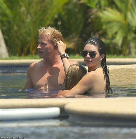 Kendall Jenner In Tiny Bikini As She Continues Sun Soaked Holiday In Mexico Daily Mail Online