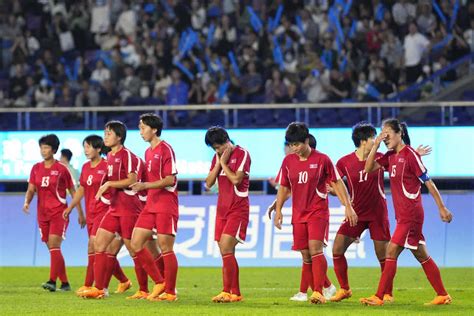 ＜アジア大会女子サッカー決勝 日本・北朝鮮＞後半、途中交代となりベンチで涙する北朝鮮代表gkキム・ウンヒ（左）（ロイター） ― スポニチ