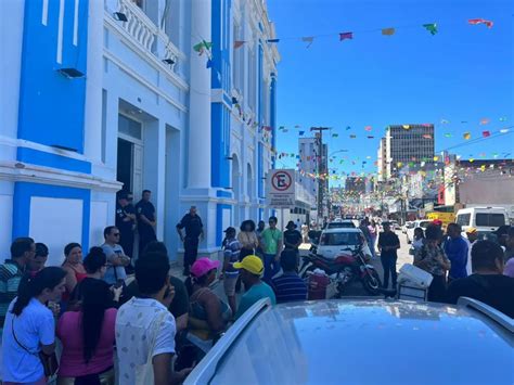 Barraqueiros Da Praia Da Redinha Protestam Em Frente Prefeitura De